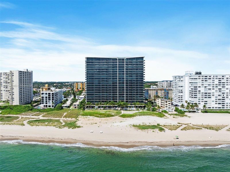 Condo located in Pompano Beach, FL showcasing its design and architecture (Image 33).
