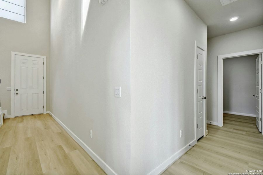 Spacious, unfurnished interior of a new home in Willowbrook, New Braunfels (Image 10).