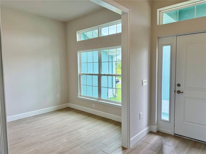 Spacious, unfurnished interior of a new home in South Gulf Cove, Port Charlotte (Image 9).