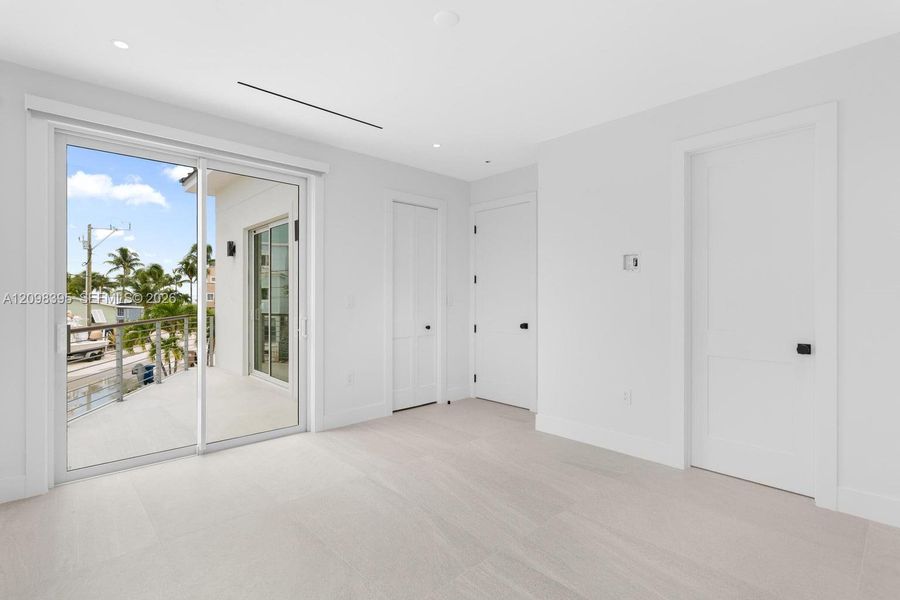 Spacious, unfurnished interior of a new home in , Key Largo (Image 25).