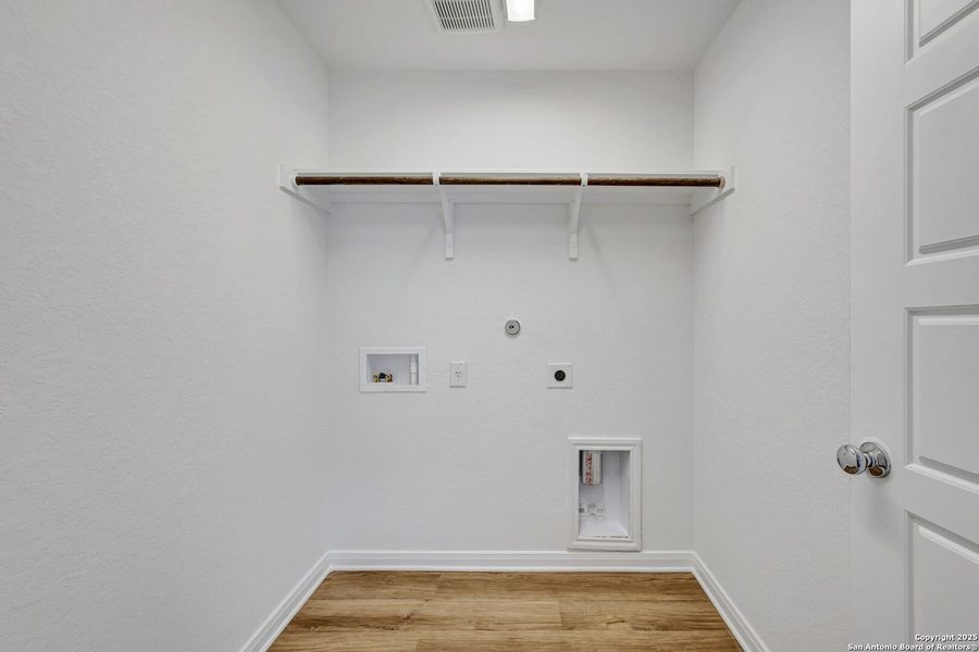 Spacious, unfurnished interior of a new home in Park Place, New Braunfels (Image 27). Spacious, unfurnished interior of a new home in Park Place, New Braunfels (Image 27).