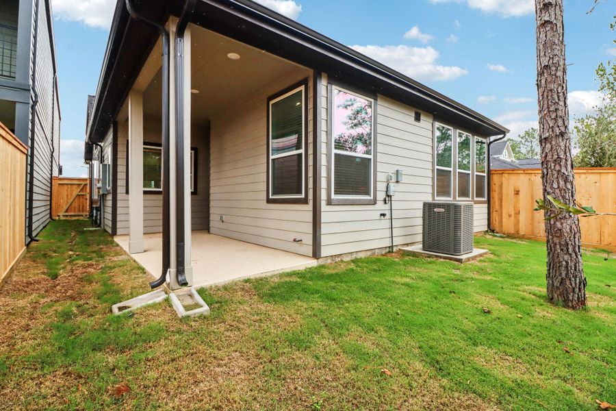 Exterior details and patio area of a home in Kresston, Montgomery (Image 4).