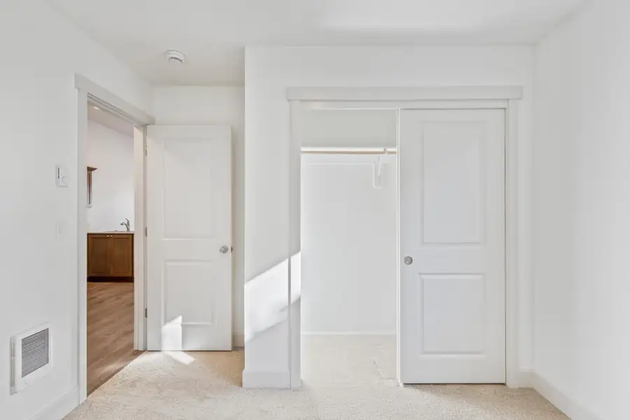 Spacious, unfurnished interior of a new home in Feather Ridge, Redmond (Image 16).