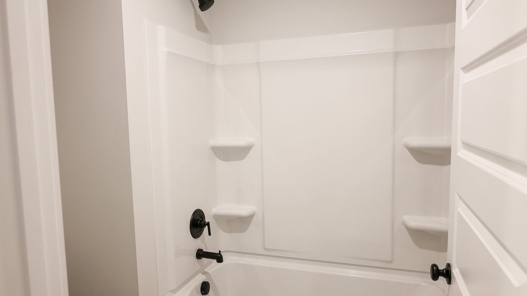 Representative interior finishes for a home built from the EMBRY by D.R. Horton in Harvest Point, Spring Hill (Image 21).