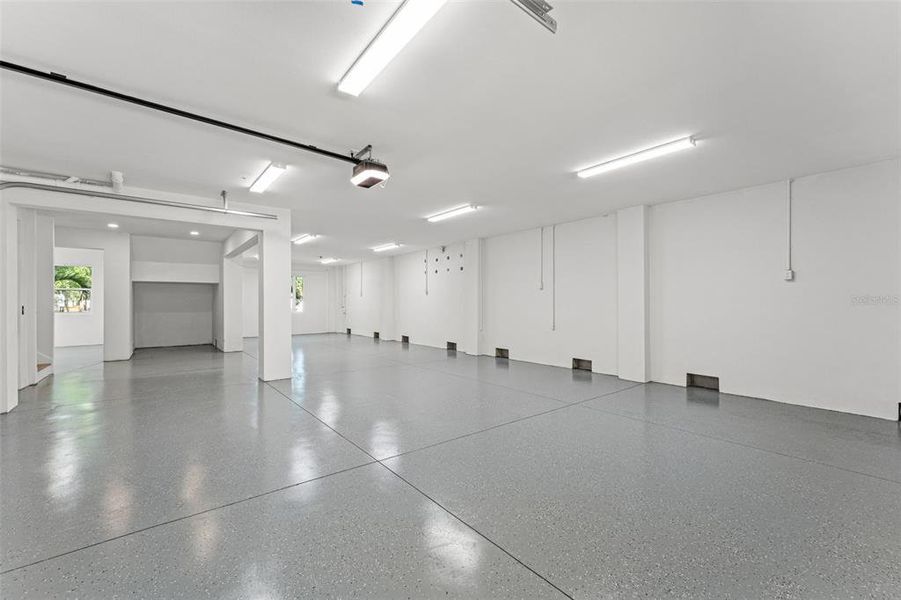 Spacious, unfurnished interior of a new home in , Tampa (Image 21).