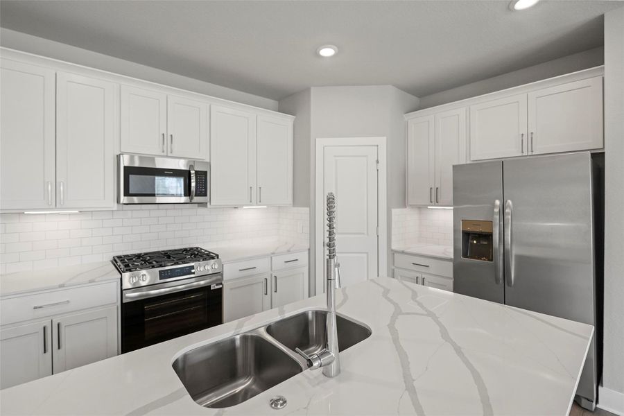 Expansive island serves as a natural gathering spot for family and friends. Expansive island serves as a natural gathering spot for family and friends.