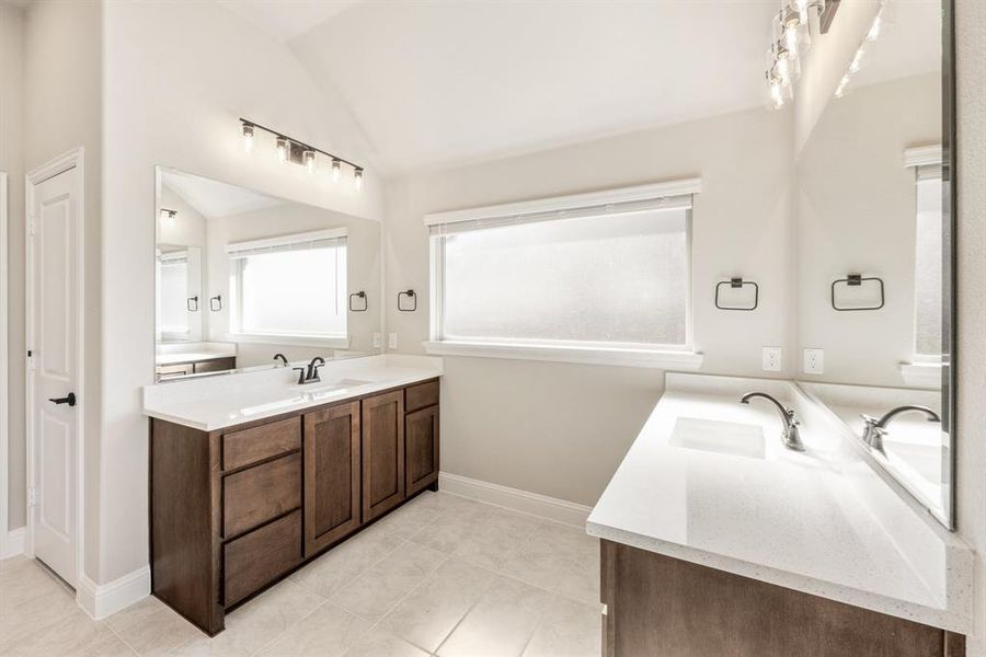 Furnished interior view inside a new home in Somerset, Venus (Image 7).