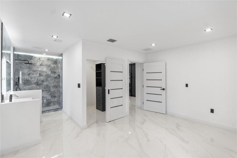 Spacious, unfurnished interior of a new home in , Miami (Image 48).