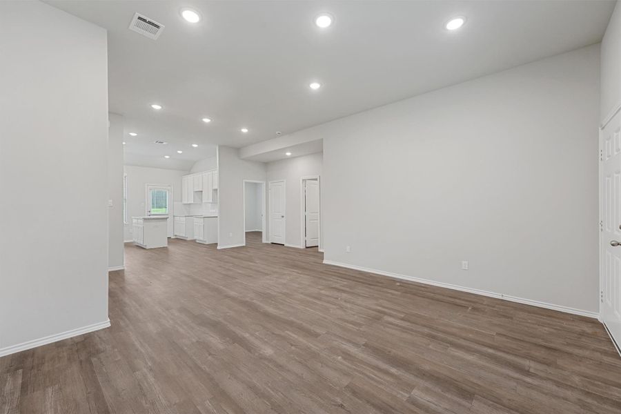 Spacious, unfurnished interior of a new home in , Lufkin (Image 24).