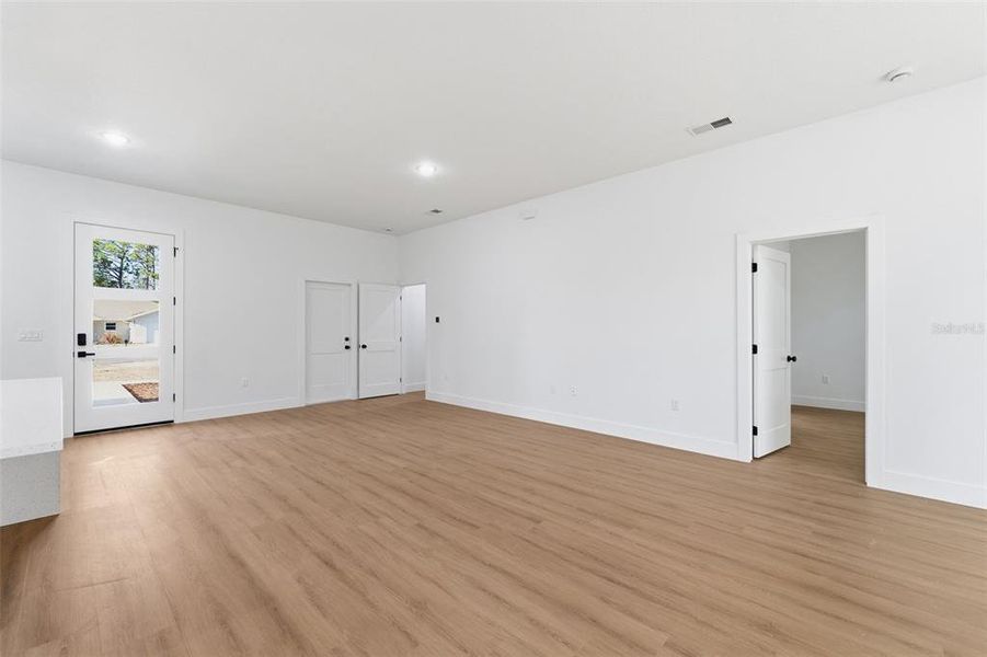 Spacious, unfurnished interior of a new home in , Citrus Springs (Image 18).