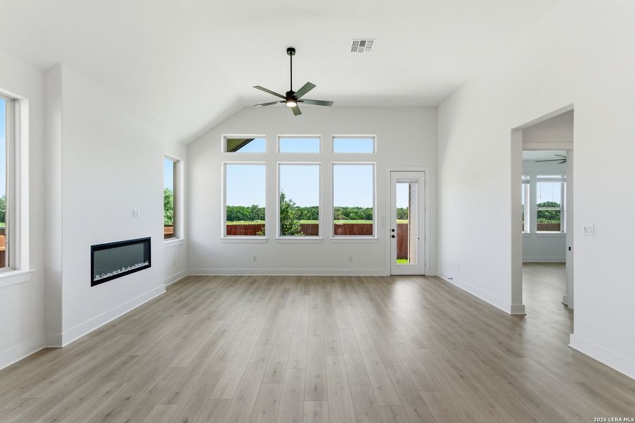 Spacious, unfurnished interior of a new home in Stillwater Ranch, San Antonio (Image 10).