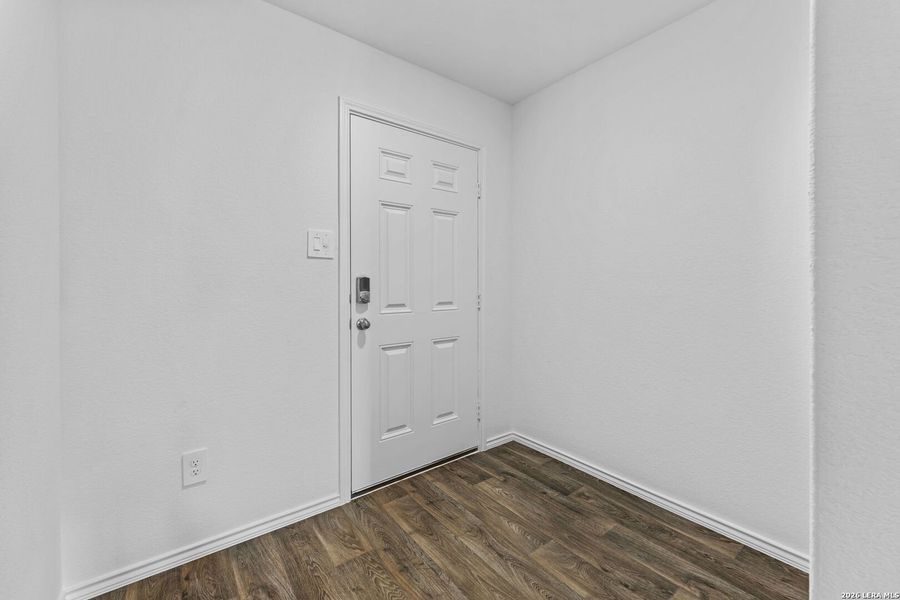 Spacious, unfurnished interior of a new home in Avenida, Converse (Image 22).