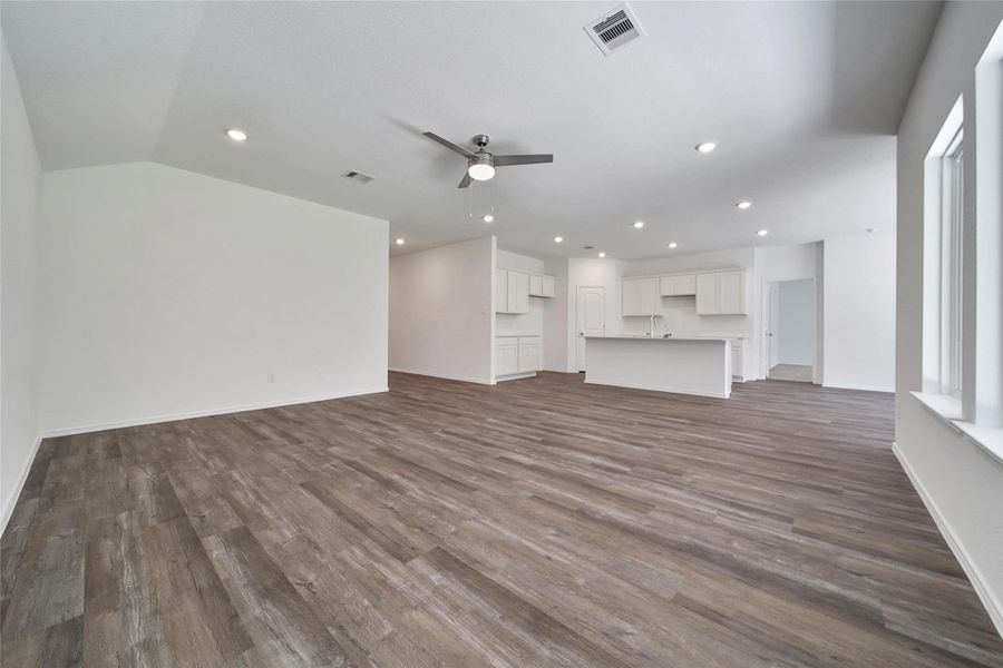 Spacious, unfurnished interior of a new home in Williams Reserve East, Conroe (Image 18).