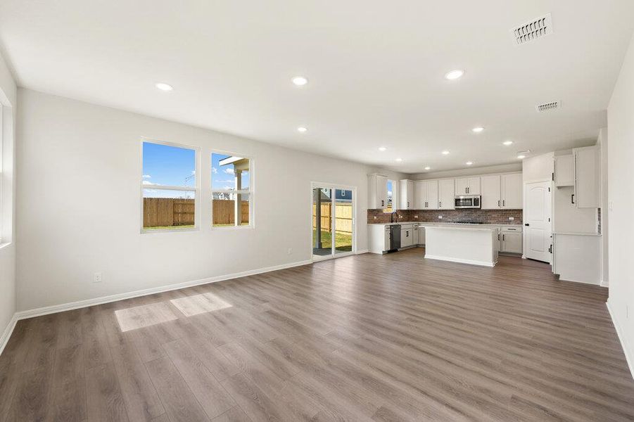 Spacious, unfurnished interior of a new home in Patterson Ranch, Georgetown (Image 31).