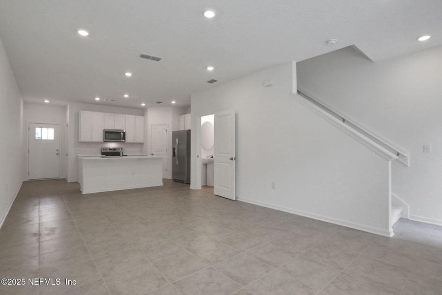 Spacious, unfurnished interior of a new home in Atlantis Pointe, Middleburg (Image 31).