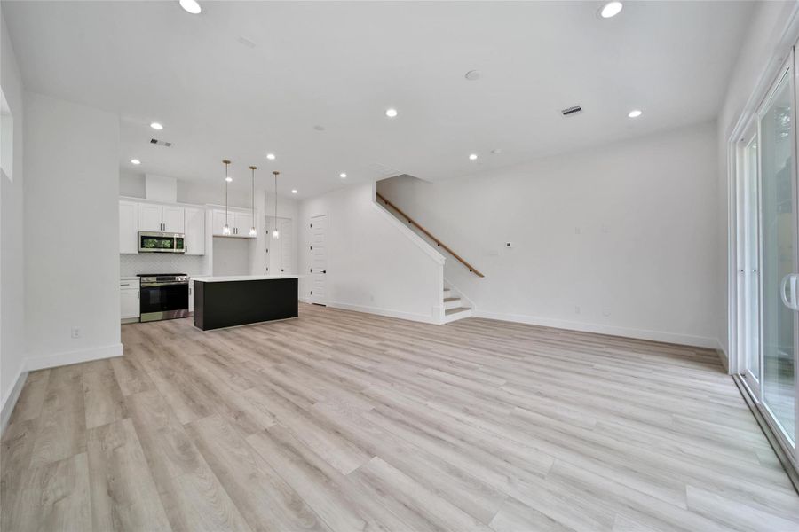 Large Family room ! Large Family room !