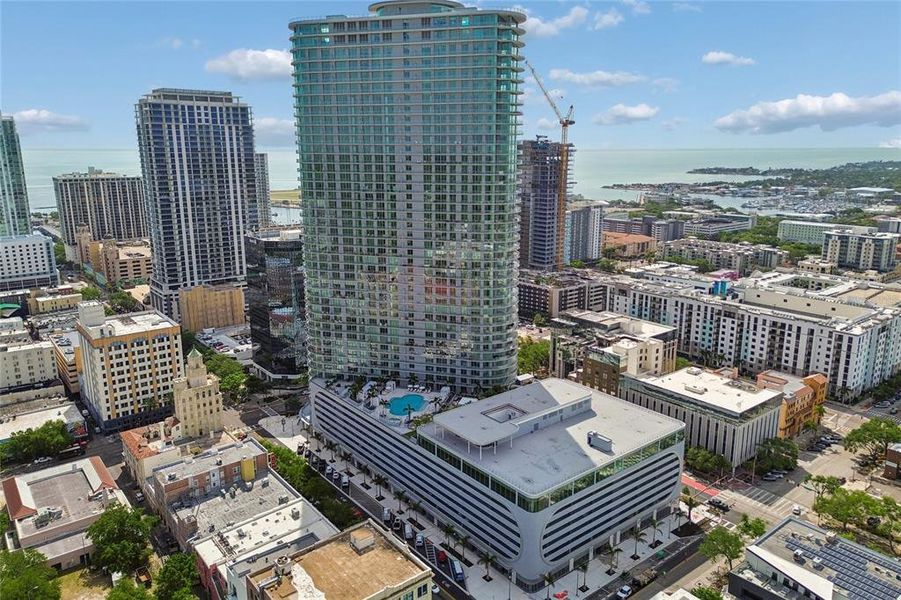 Condo located in St. Petersburg, FL showcasing its design and architecture (Image 39).