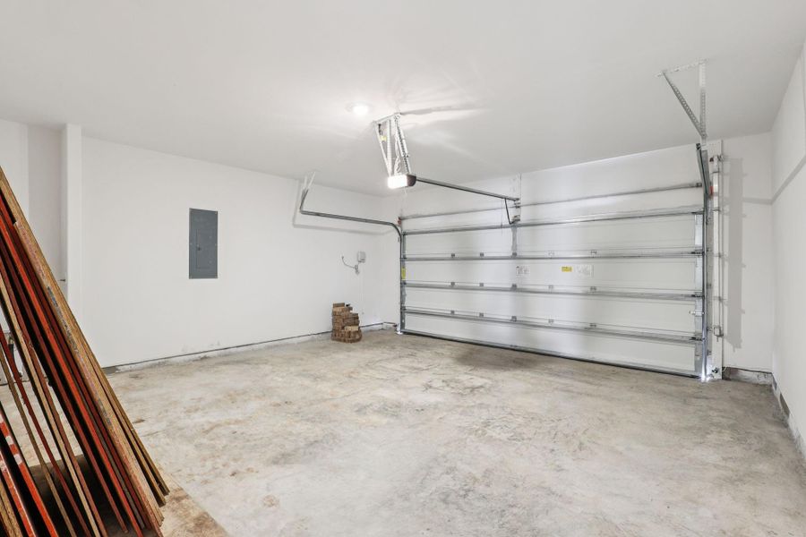 Spacious, unfurnished interior of a new home in Southwinds, Baytown (Image 32). Spacious, unfurnished interior of a new home in Southwinds, Baytown (Image 32).