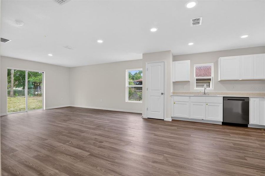 Spacious, unfurnished interior of a new home in Rainbow Lakes Estates, Dunnellon (Image 19).