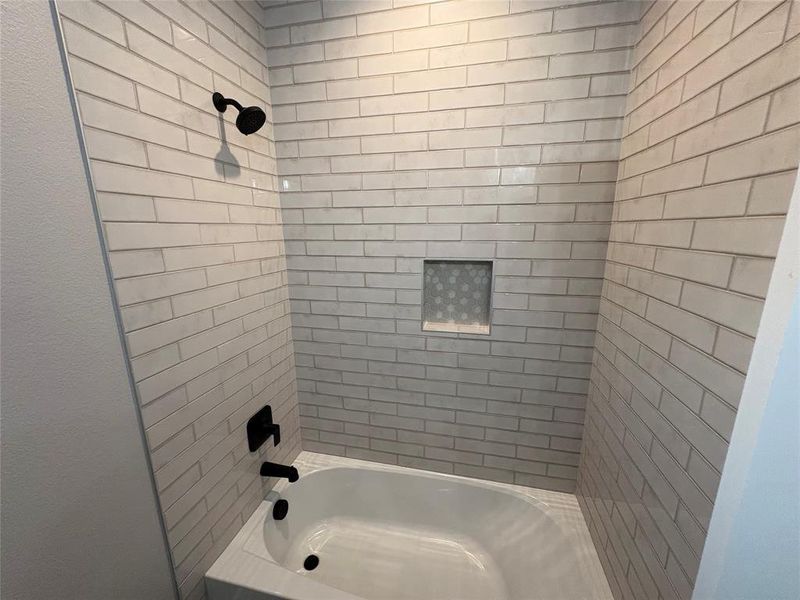 Bathroom with tiled shower / bath combo