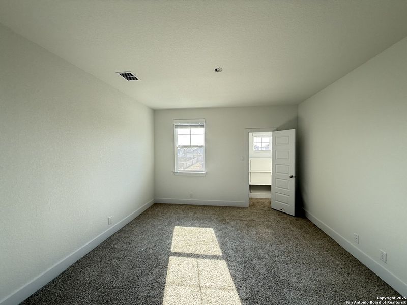 Spacious, unfurnished interior of a new home in Buffalo Crossing, Cibolo (Image 29).