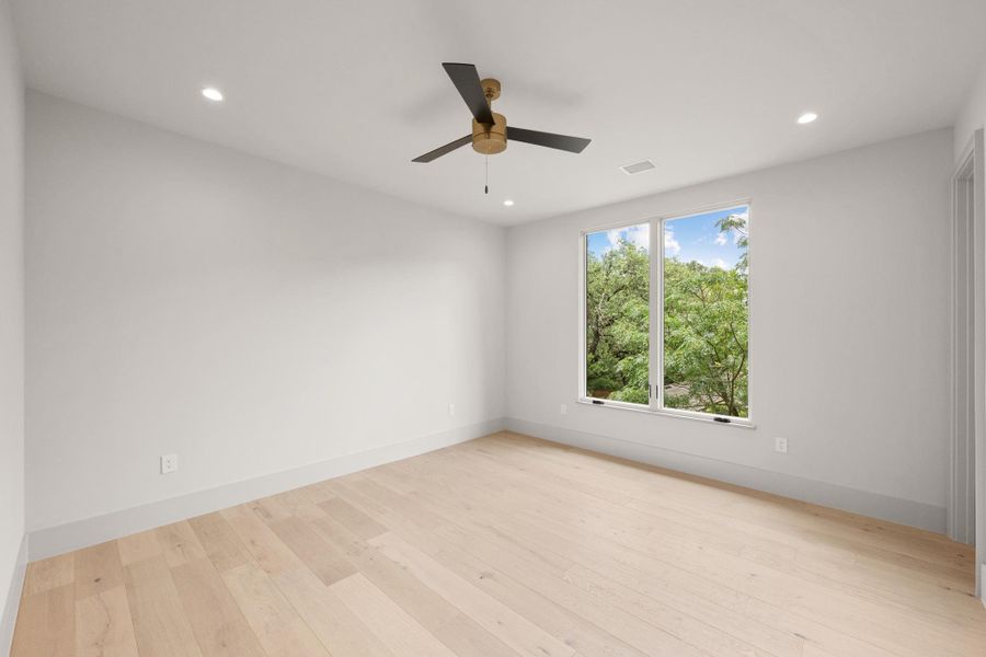 A tranquil sanctuary offering treetop vistas through expansive windows, perfect for unwinding. A tranquil sanctuary offering treetop vistas through expansive windows, perfect for unwinding.
