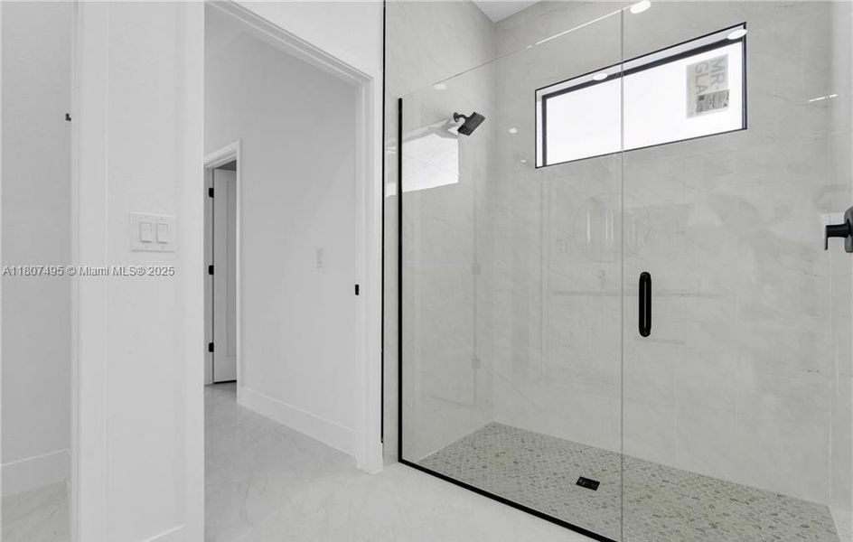 Spacious, unfurnished interior of a new home in , Lehigh Acres (Image 8).