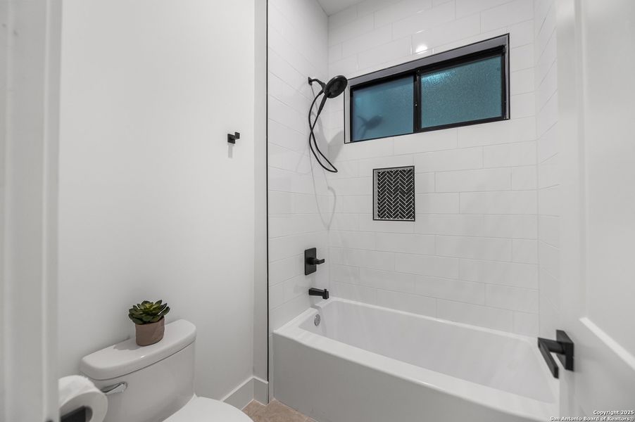 Furnished interior view inside a new home in , Bandera (Image 11).