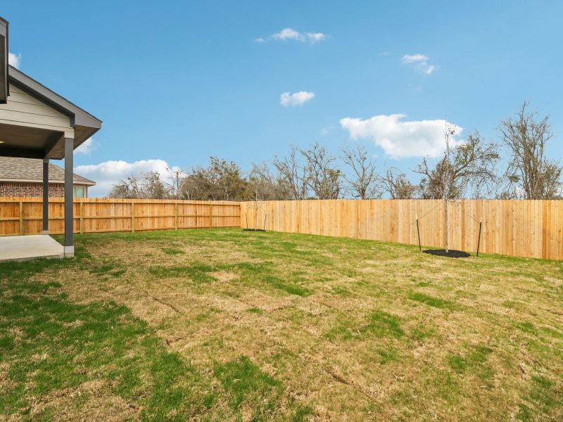 Exterior details and patio area of a home in Royal Crest, San Antonio (Image 3).