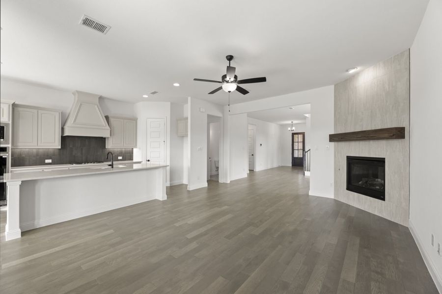 Spacious, unfurnished interior of a new home in River Ranch, Van Alstyne (Image 20).