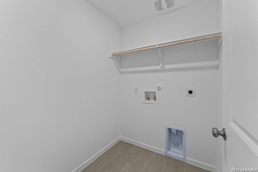 Spacious, unfurnished interior of a new home in Espada, San Antonio (Image 15).