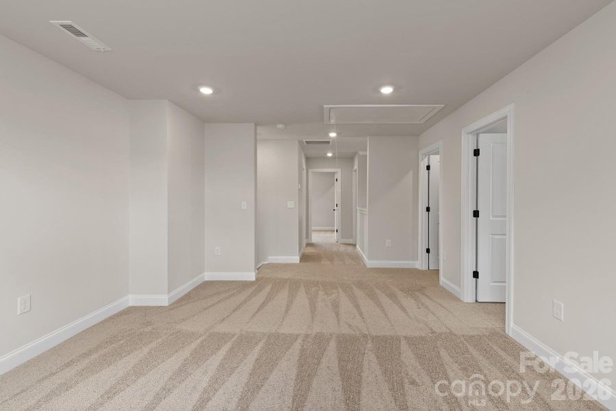 Spacious, unfurnished interior of a new home in Ascot Woods, Charlotte (Image 9).