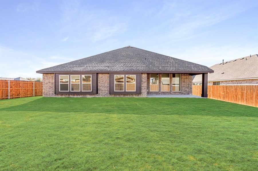 Exterior details and patio area of a home in Maplewood, Glenn Heights (Image 4).