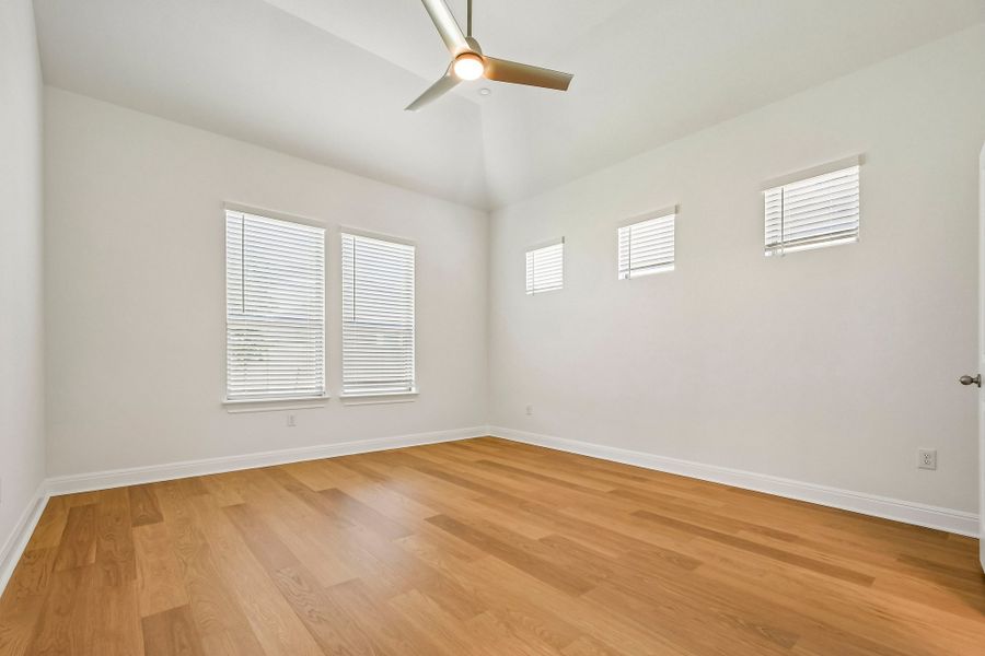 Spacious, unfurnished interior of a new home in Persimmon, Buda (Image 22).