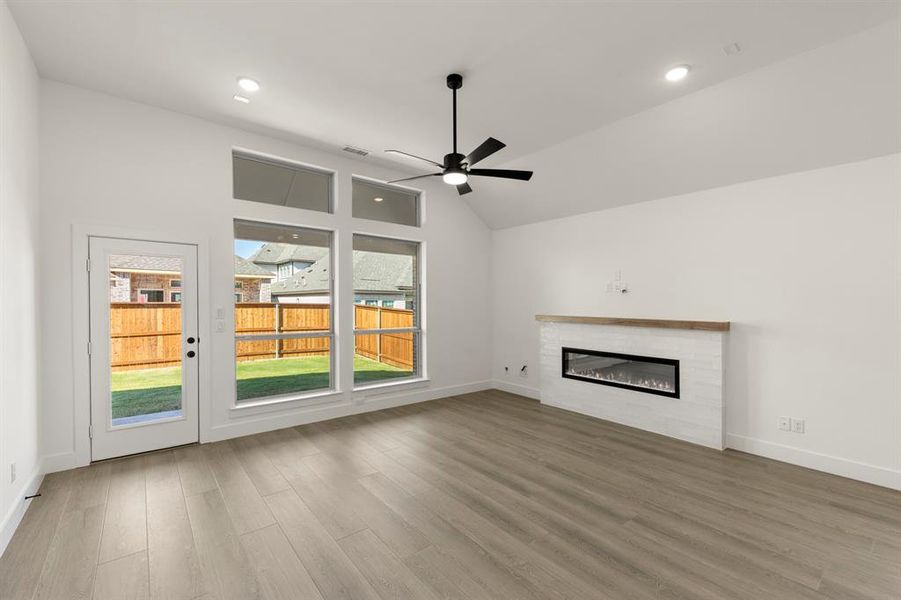 14. 1031 Gracious - Family (2)