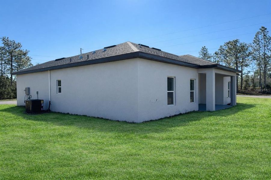Exterior details and patio area of a home in , Citrus Springs (Image 4).