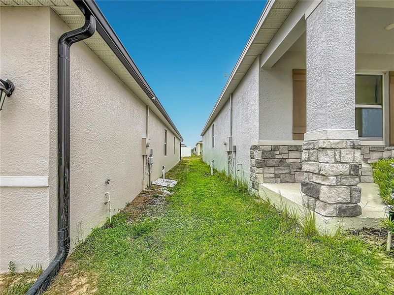 Exterior details and patio area of a home in , Mascotte (Image 4).