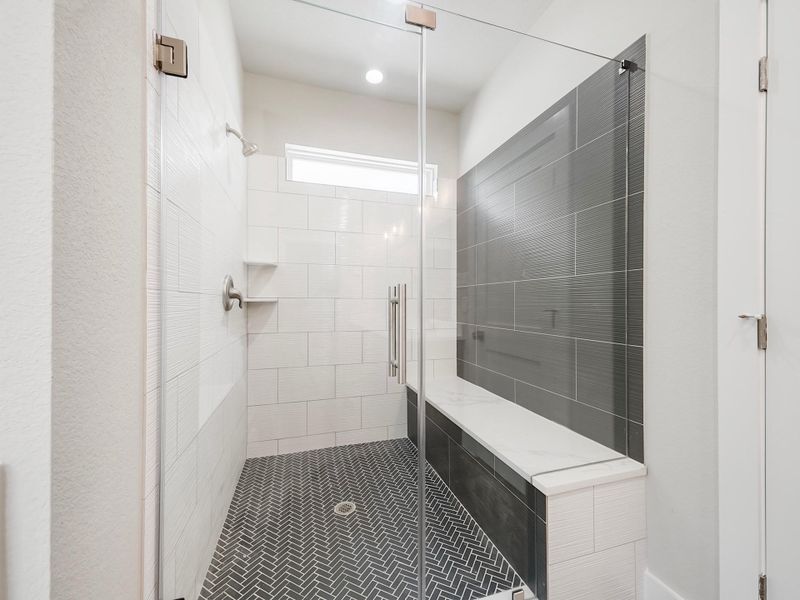 Bathroom is mix of navy blue and white cabinets Bathroom is mix of navy blue and white cabinets
