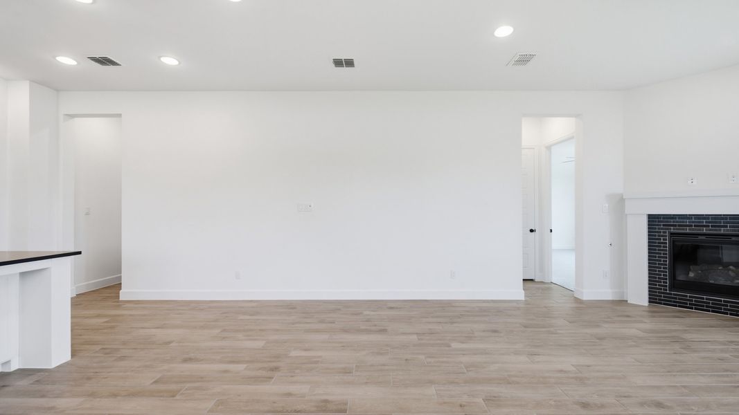 Spacious, unfurnished interior of a new home in Mustang Lakes, Celina (Image 18).