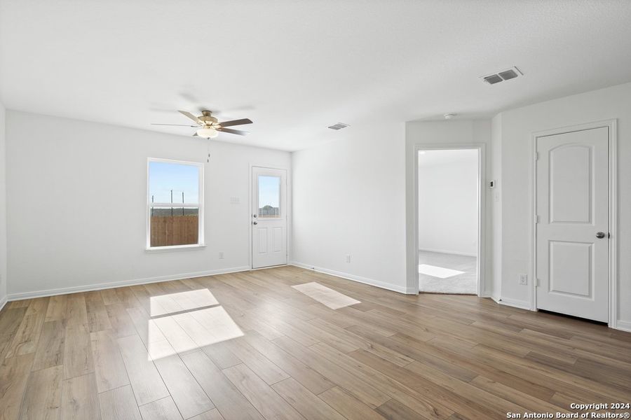 Spacious, unfurnished interior of a new home in Luckey Ranch, San Antonio (Image 11).