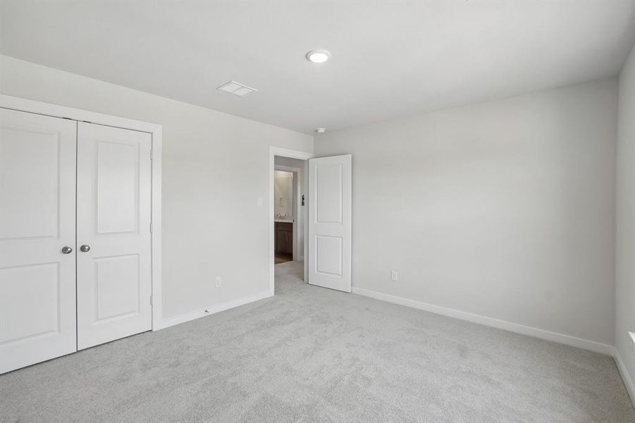 Spacious, unfurnished interior of a new home in Overland Grove, Forney (Image 26).