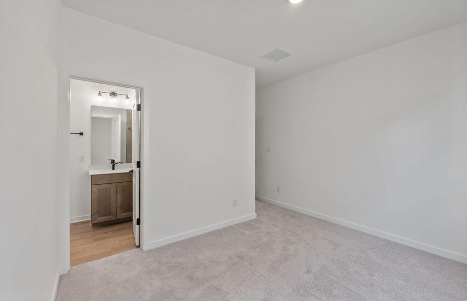 Spacious, unfurnished interior of a new home in Wolf Ranch, Georgetown (Image 15).
