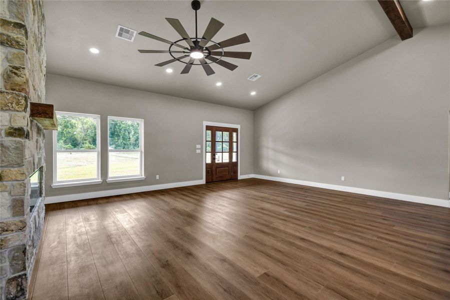Spacious, unfurnished interior of a new home in , Angleton (Image 30).