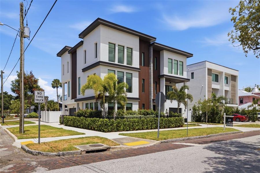 Condo located in Tampa, FL showcasing its design and architecture (Image 6).