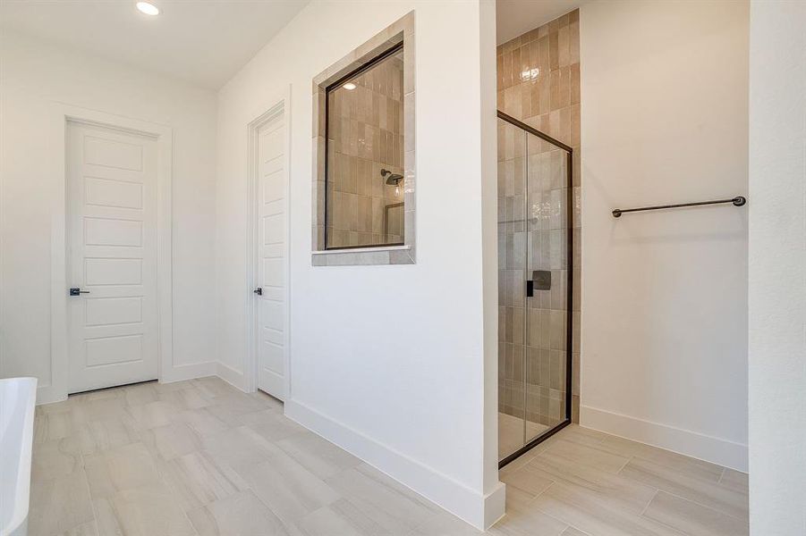 Spacious, unfurnished interior of a new home in Pecan Grove, Burleson (Image 21).