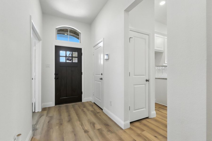 Representative unfurnished interior of a home built from the Hanover by Cheldan Homes in Craftsmen's Corner, Cleburne (Image 54).