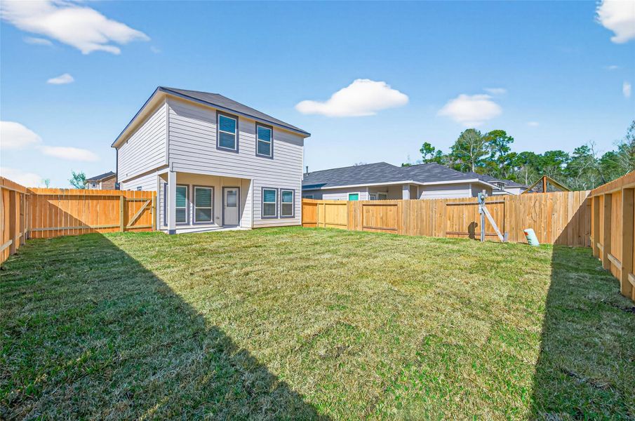 Exterior details and patio area of a home in Woodland Lakes, Houston (Image 25).