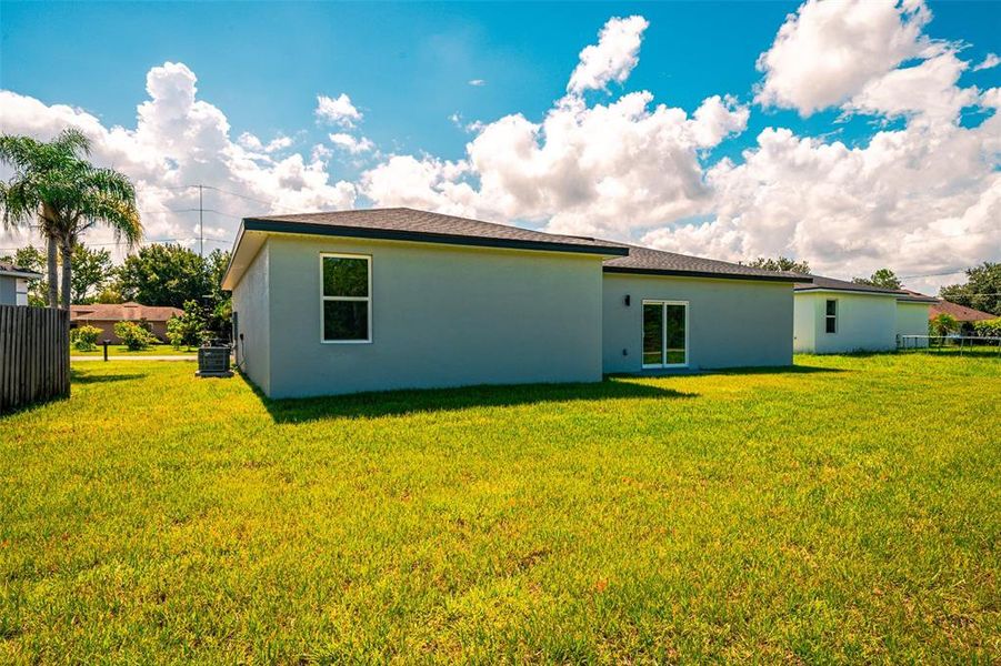 Exterior details and patio area of a home in , Kissimmee (Image 3).
