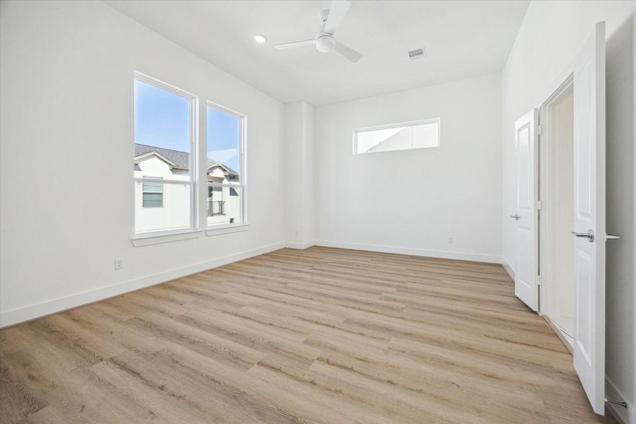 Spacious, unfurnished interior of a new home in Upland Estates, Houston (Image 22).