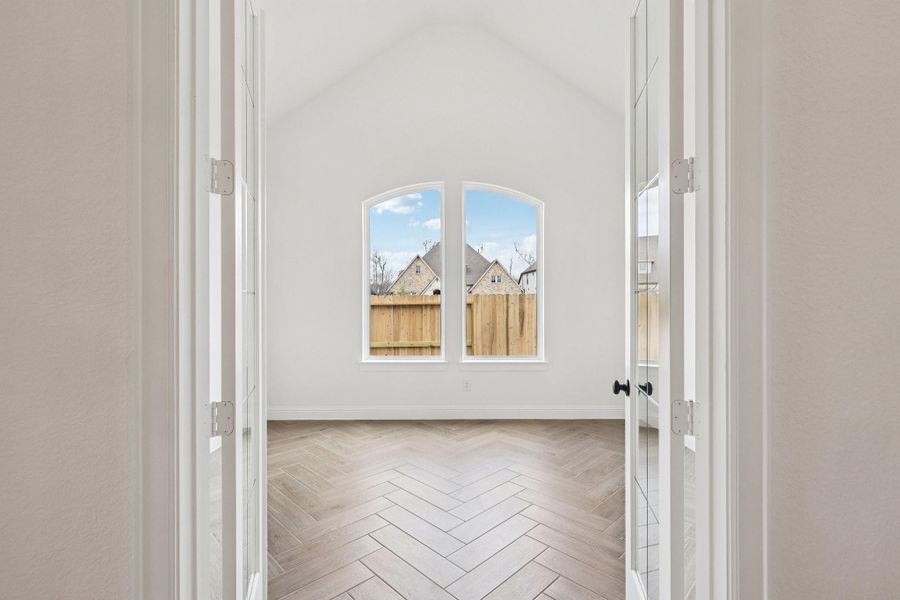 Spacious, unfurnished interior of a new home in Sienna 65', Missouri City (Image 25).